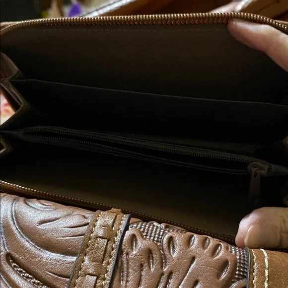 B.O.C. Leather wallet. Had tag inside and is signed - Picture 8 of 8